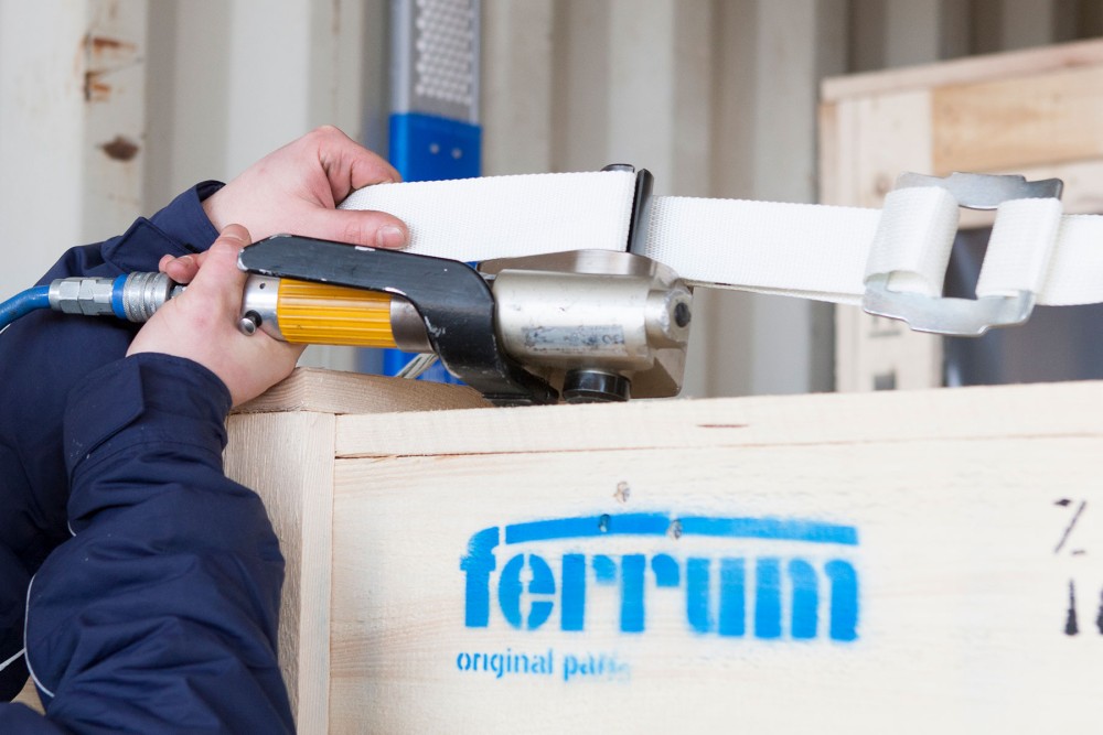 Containerbeladung mit Ratschenspanner